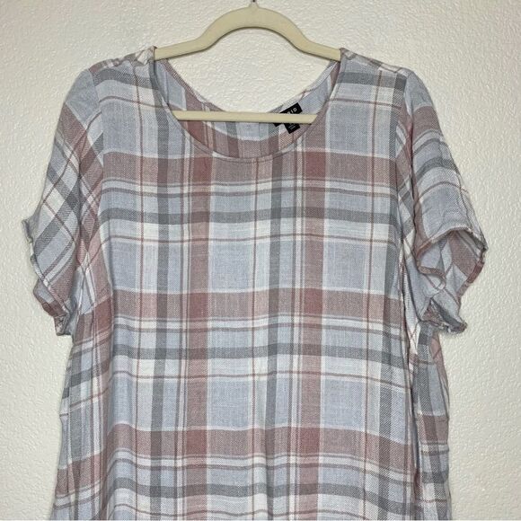 Torrid Abbey Textured Woven Button Back Top - Picture 3 of 10